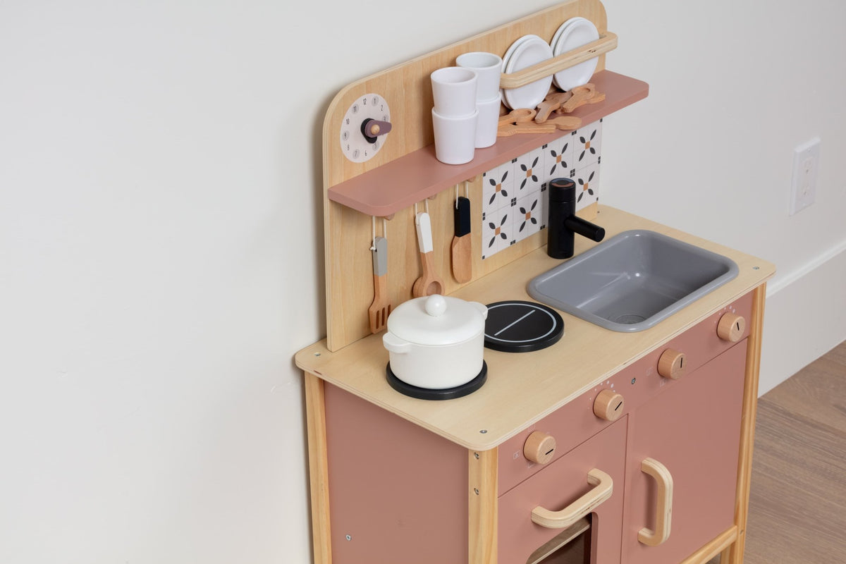 Close-up of FSC-certified wood grain and water-based non-toxic paint finish on the OmaOmaOma wooden play kitchen